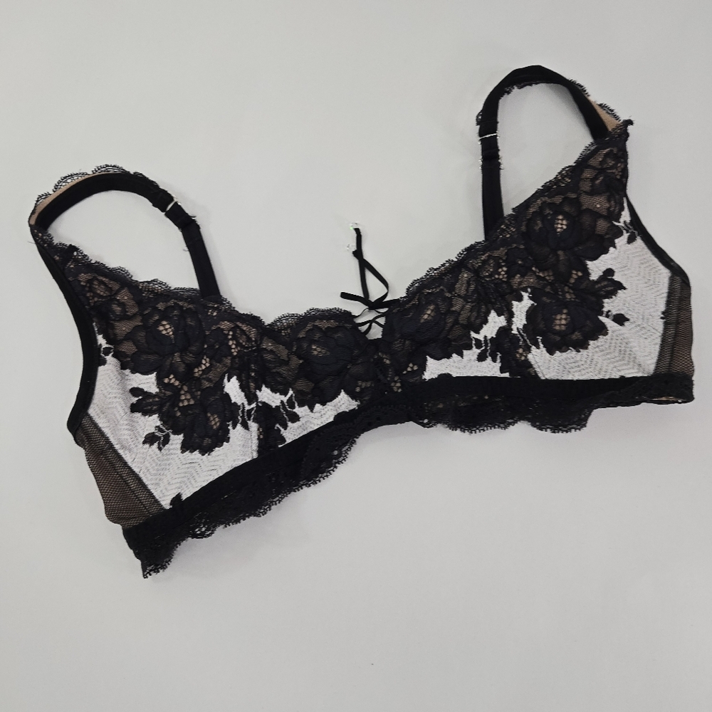 Victoria's‎ Secret no-wire lace bra